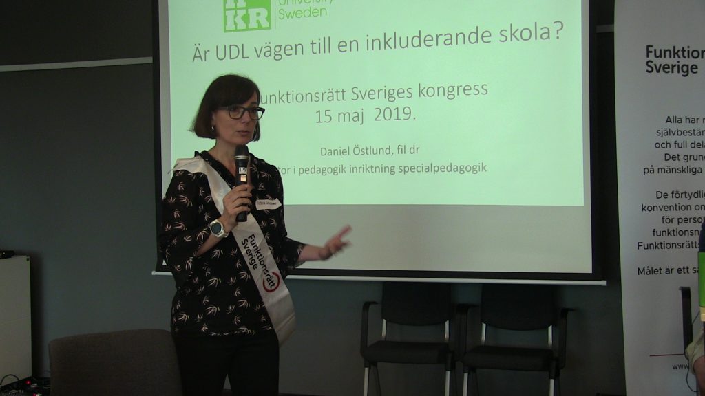 Victoria Smedman, projektledare för Rätt från början, introducerar seminariet om UDL vid Funktionsrätt Sveriges öppna kongressdag