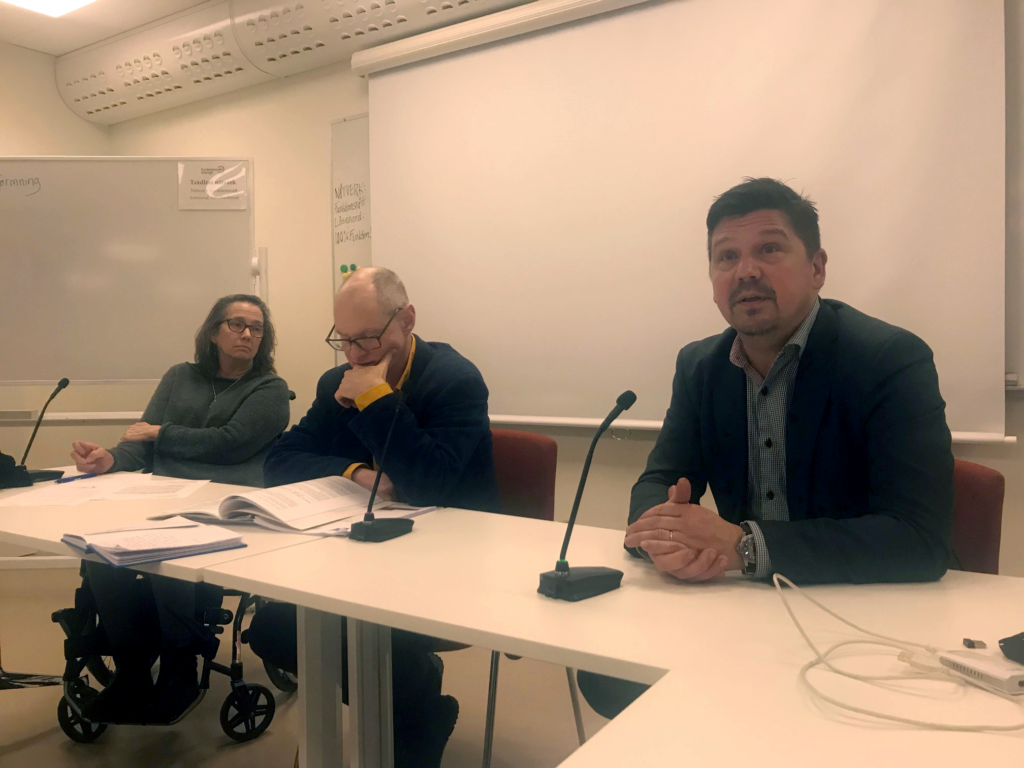 Bilder visar panelen vid seminariet, från vänster, Jamie Bolling, Emil Erdtman och Hans von Axelson.